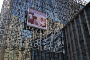 Un edificio con un gran cartel que anuncia un hotel.