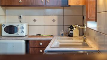 Microwave, oven, stovetop, coffee/tea maker