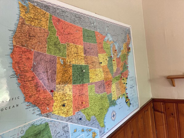 Une grande carte murale détaillée des États-Unis, indiquant clairement les frontières et les noms des États.
