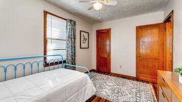 2 bedrooms, desk, iron/ironing board, free WiFi
