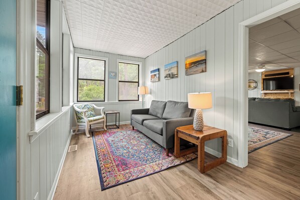 Una Smart TV, una chimenea, videojuegos, un reproductor de DVD