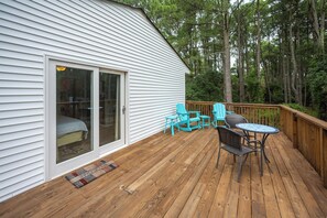 Outdoor dining - Spacious 3-bedroom home with WiFi, smart TVs, in the peaceful 4x4 area of Corova (Corolla)