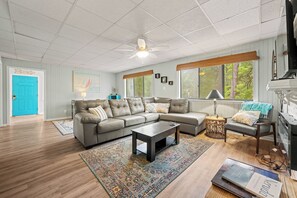 Smart TV, fireplace, video games, DVD player - Spacious 3-bedroom home with WiFi, smart TVs, in the peaceful 4x4 area of Corova (Corolla)