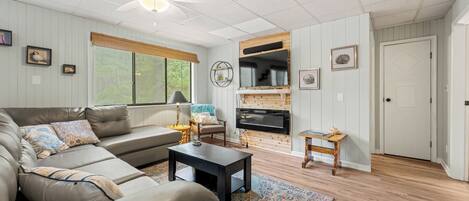 Téléviseur connecté, foyer, jeux vidéo, lecteur de DVD