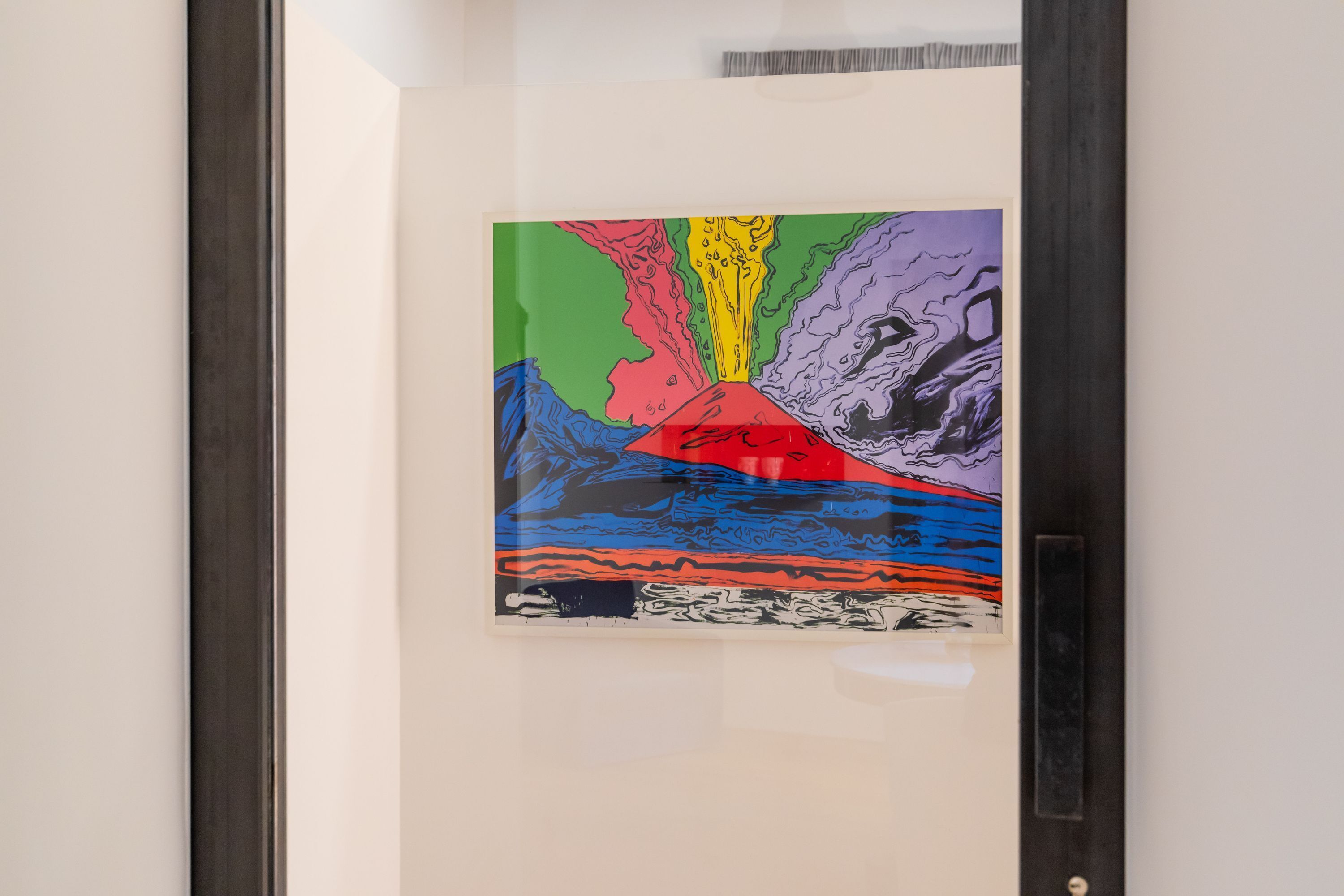 Uma obra de arte emoldurada pendurada em uma parede.