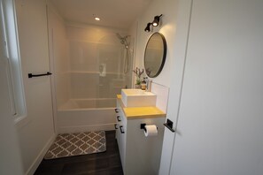 Haartrockner, Handtücher, Seife, Toilettenpapier