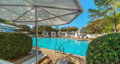 PRIVATE BEACH/POOL ACCESS-Pristine-Newly Renovated-Outdoor Balcony