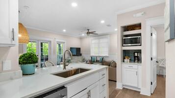 ثلاجة، ميكروويف، فرن، موقد طهي مسطح