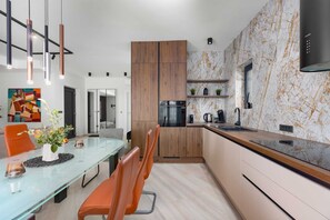 Refrigerador, horno, lavavajillas y cafetera y tetera 