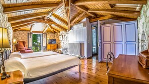 3 bedrooms, in-room safe, free WiFi, bed sheets