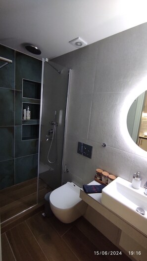 Dusch, hårtork, handdukar och tvål