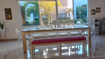 Nhà cơ bản | Bếp riêng | Tủ lạnh, dụng cụ nấu nướng/bát dĩa/dao nĩa