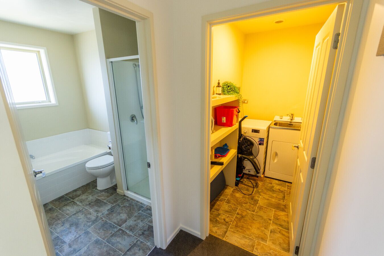Un baño pequeño con bañera, inodoro y ducha.