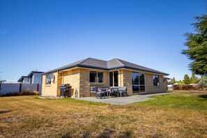 Outdoor dining - Starlight Haven, Twizel. (Twizel)