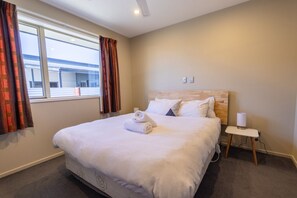 3 bedrooms, free WiFi - Starlight Haven, Twizel. (Twizel)