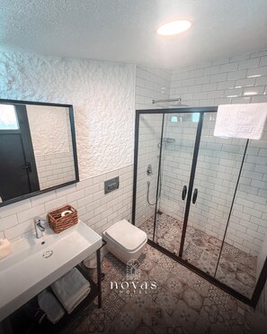 Deluxe-sviitti, näköala pihalle | Kylpyhuone | Suihku, hierova suihkupää, hiustenkuivaaja, pyyhkeet