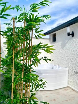 Deluxe Suite, Courtyard View | Terrace/patio