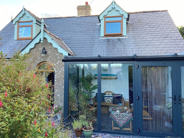 Exterior - Character cottage in Pembrokeshire Coast National Park 5 minutes from the beach (Castlemartin)