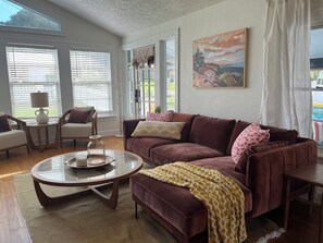 Smart TV, books - Charming 2-bedroom cottage in downtown Mount Dora with RV parking, pets welcome (Mount Dora)