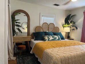 3 bedrooms, iron/ironing board, WiFi, bed sheets - Charming 2-bedroom cottage in downtown Mount Dora with RV parking, pets welcome  (Mount Dora)