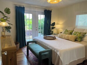 3 bedrooms, iron/ironing board, WiFi, bed sheets - Charming 2-bedroom cottage in downtown Mount Dora with RV parking, pets welcome  (Mount Dora)