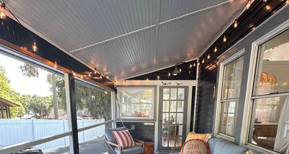 Charming 2-bedroom cottage in downtown Mount Dora with RV parking, pets welcome