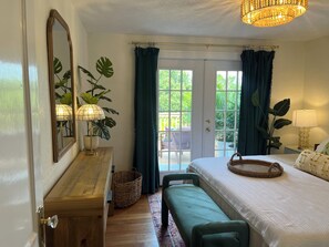 3 bedrooms, iron/ironing board, WiFi, bed sheets - Charming 2-bedroom cottage in downtown Mount Dora with RV parking, pets welcome (Mount Dora)