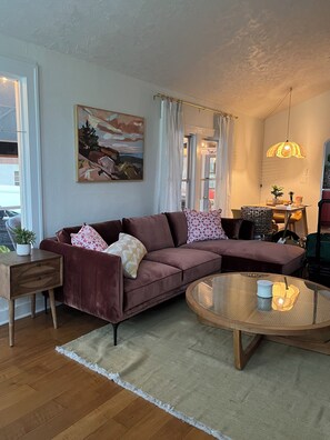 Smart TV, books - Charming 2-bedroom cottage in downtown Mount Dora with RV parking, pets welcome (Mount Dora)