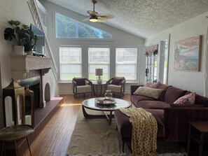 Smart TV, books - Charming 2-bedroom cottage in downtown Mount Dora with RV parking, pets welcome (Mount Dora)