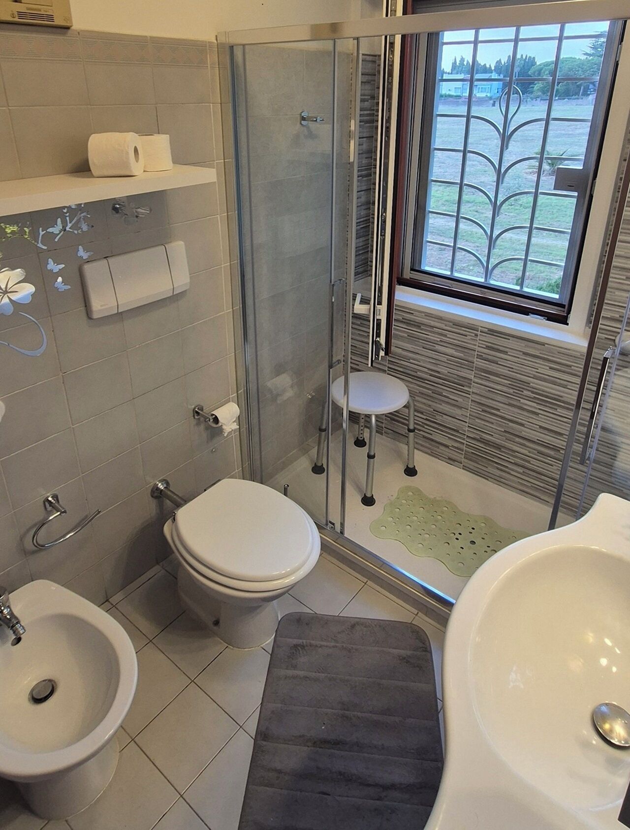 Doccia, asciugacapelli, bidet, asciugamani