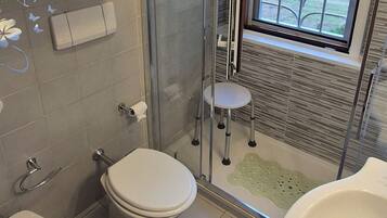 Doccia, asciugacapelli, bidet, asciugamani