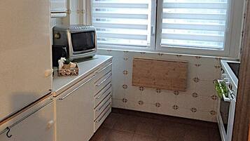 Frigorifero, microonde, forno, piano cottura
