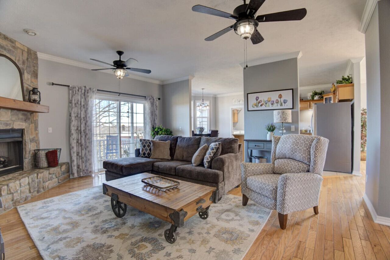 Televisión y chimenea 