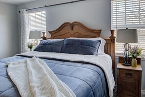 4 chambres, bureau, fer et planche à repasser, lit parapluie