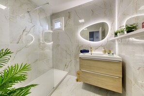 吹风机、毛巾、肥皂、卫生纸