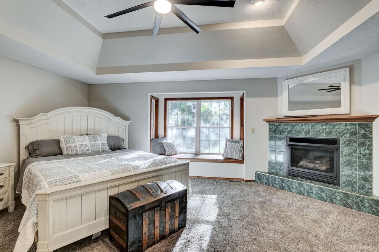 6 bedrooms, desk, iron/ironing board, travel crib