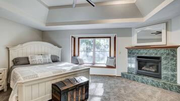 6 bedrooms, desk, iron/ironing board, travel crib