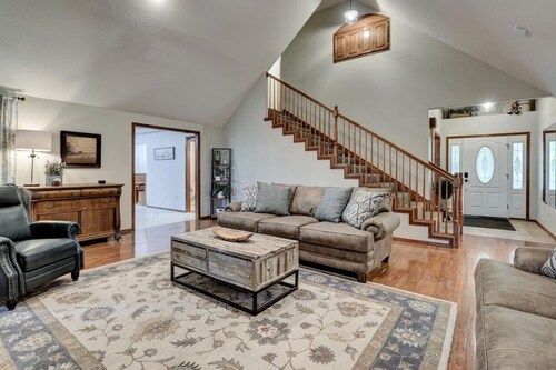 Rural 6 bedroom cabin - With a Hot Tub!