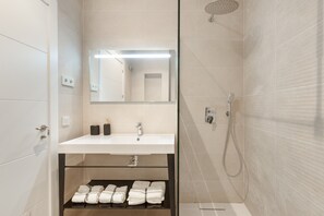 Shower, towels - Apartment 'Room 2' with Wi-Fi and Air Conditioning (Torremolinos)