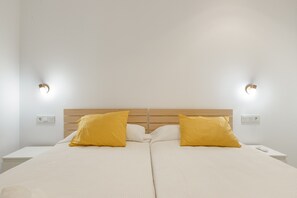 1 bedroom, free WiFi, bed sheets - Apartment 'Room 2' with Wi-Fi and Air Conditioning (Torremolinos)