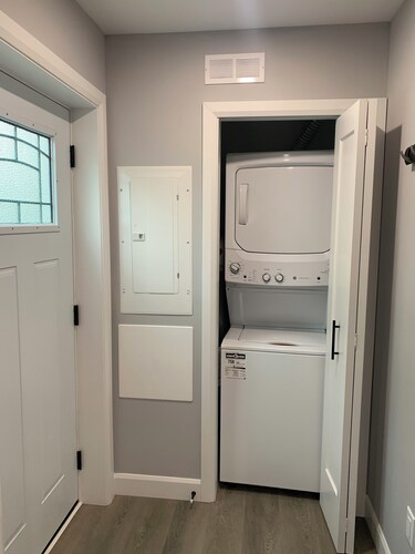 This cozy studio apartment has an ideal location in the heart of downtown. 