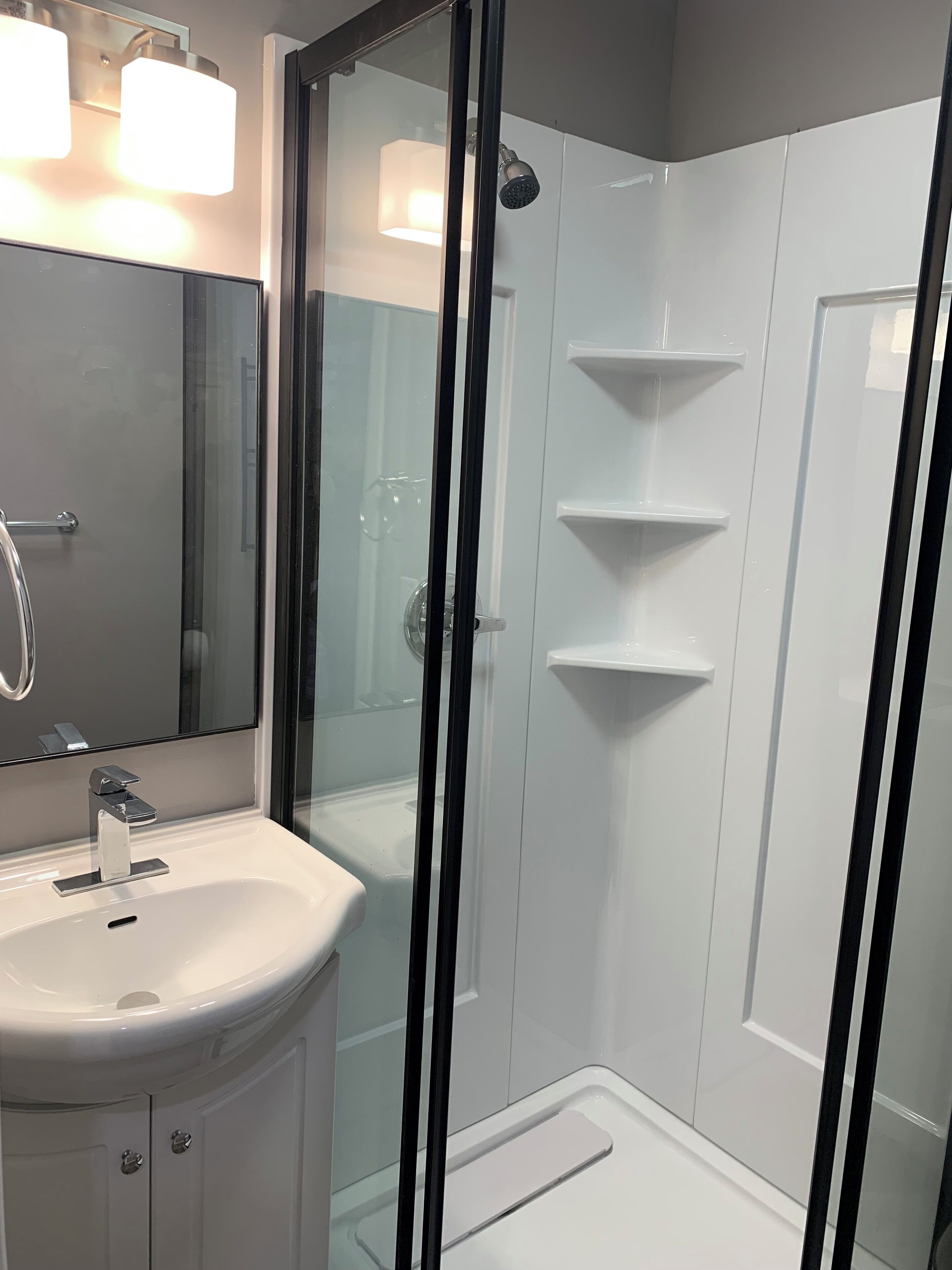 Een douche, een haardroger, handdoeken, zeep