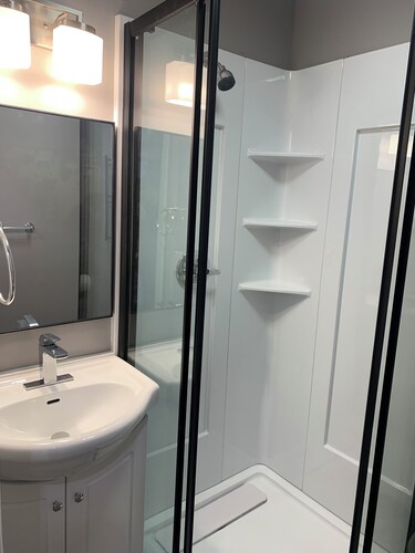 This cozy studio apartment has an ideal location in the heart of downtown.
