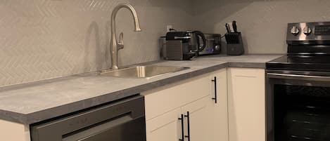 Réfrigérateur, micro-ondes, four, plaque de cuisson