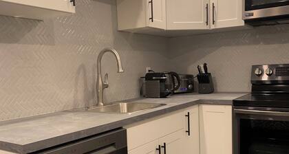 This cozy studio apartment has an ideal location in the heart of downtown.