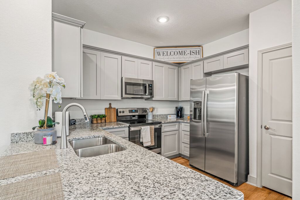 Kühlschrank, Mikrowelle, Ofen, Herdplatte