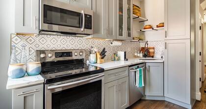 Cozy 2-Level apartment in NW Cleveland Park, AU, National Cathedral, Georgetown