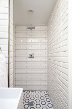 Douche, séchoir à cheveux, serviettes fournies, savon