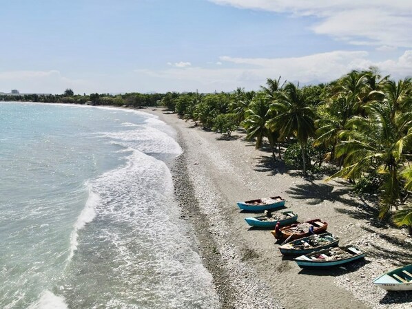 Chaises longues, serviettes de plage