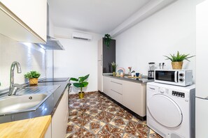 Frigorifero, microonde, forno, piano cottura